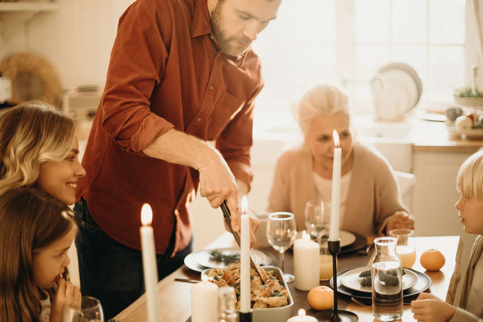 Familjeliv och tända ljus för gemenskap